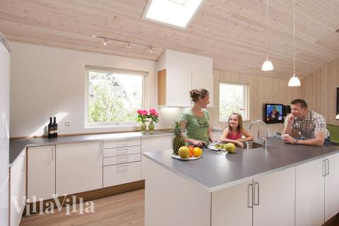 Köket är välutrustat och i öppen förbindelse med vardagsrummet, vilket skapar en social och trevlig atmosfär däremellan under matlagningen