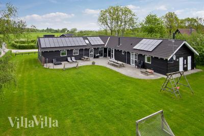 Detta exklusiva lyxsommarhus är uppfört i det eftertraktade sommarhusområdet nära stranden och den charmerande byn Ebeltoft