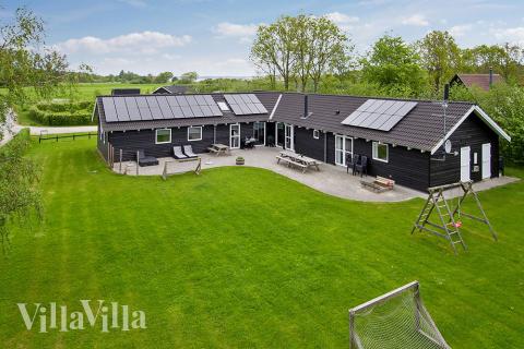 Detta exklusiva lyxsommarhus är uppfört i det eftertraktade sommarhusområdet nära stranden och den charmerande byn Ebeltoft