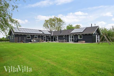 På den stora terrassen kan man njuta gott av solen i sköna trädgårdsmöbler