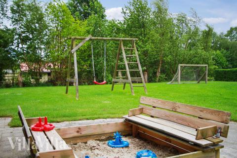 Till den trevliga sommarstugan nr 223 i Østjylland erbjuds en mängd utomhusaktiviteter, t.ex. lektorn och gungor