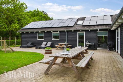 Njut av en grillkväll på terrassen i lyxstuga nr 223 i Østjylland