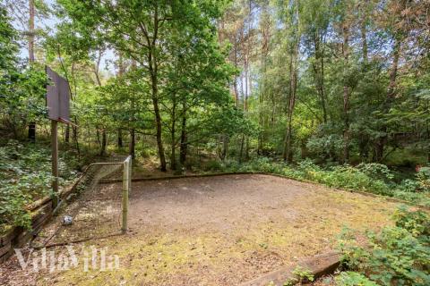 Till den trevliga sommarstugan nr 247 i Østjylland erbjuds en mängd utomhusaktiviteter, t.ex. lektorn och gungor