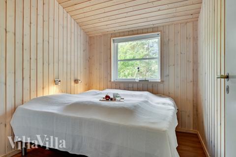 Ett av de 8 utmärkta sovrummen i lyxstuga nr 247 i Østjylland.