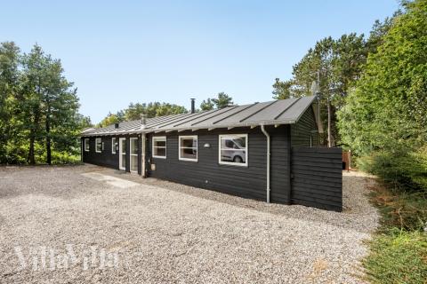 Den praktfulla poolstugan nr 247 med plats för 20 personer ligger i Østjylland