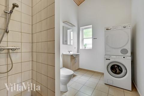 Den rymliga entrén i lyxstuga nr 247 i Østjylland