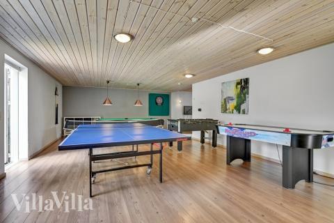 Lyxstuga 247 för 20 personer har ett stort aktivitetsrum med bl.a. biljard och dart