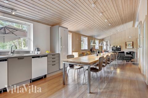 Det stora ljusa vardagsrummet i lyxstuga nr 247 för 20.