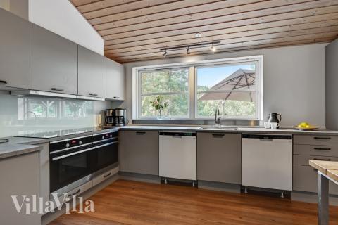 Köket i lyxstuga nr 247 är utrustat så att ni kan laga mat till 20 personer.