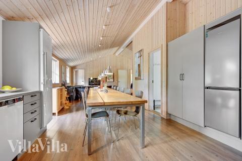 Vardagsrummet i lyxstuga nr. 247 har plats för 20 personer.