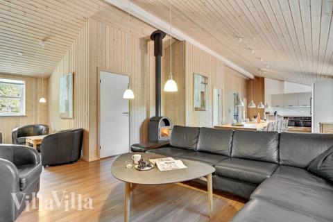 I soffhörnan i lyxstuga 247 i Østjylland kan ni spela brädspel eller titta på film tillsammans.