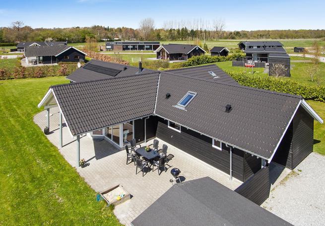 Den praktfulla poolstugan nr 268 med plats för 14 personer ligger i Østjylland