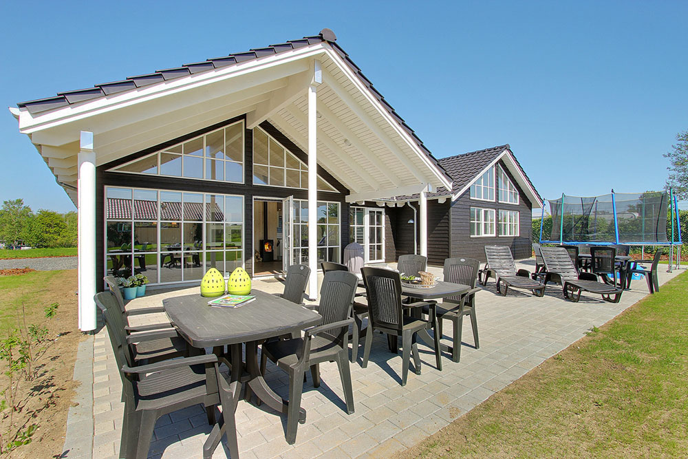 På tomten och husets stora terrass kan man sola och grilla, och de minsta har gungor och sandlåda till förfogande