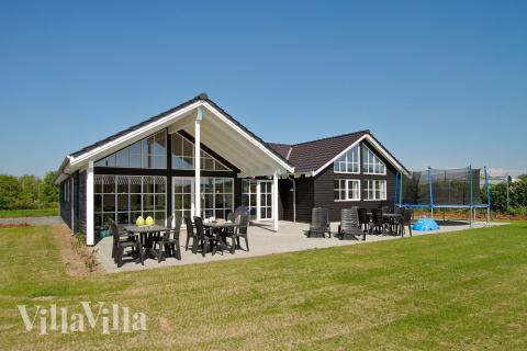 Detta härliga lyxsommarhus bjuder på en unik semesterupplevelse för både familj och vänner i ett område fullt av aktiviteter och sevärdigheter