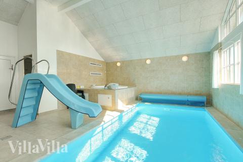 Poolavdelningen innehåller utöver swimmingpool med vattenrutschbana, även ett 4-6 persons spa bad och bastu