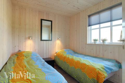 Sovrummen är ljust inredda med antingen dubbel- eller enkelsäng och inbyggda garderober