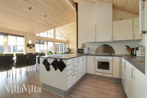 Köket, som ligger i direkt förbindelse med allrummet, är stort och naturligtvis utrustat med alla moderna bekvämligheter