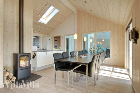 Allrummet är ljust och rymligt, och blir med sköna möbler, kakelugn och plattskärms-tv gärna husets naturliga samlingspunkt