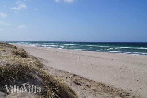 Stranden i närheten av lyxhus 277.