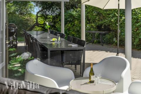 Stor terrass i lyxstuga nr 277 i Nordsjälland.