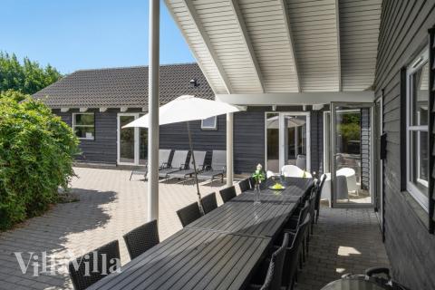 På terrassen i sommarhus nr 277 finns det plats för upp till 16 gäster.