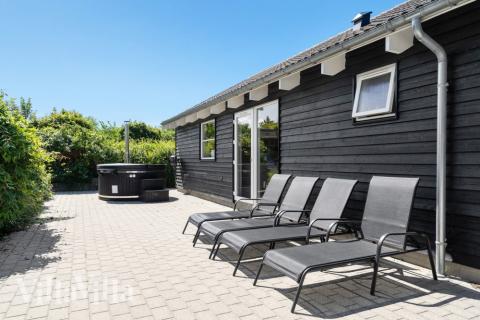 Njut av en grillkväll på terrassen i lyxstuga nr 277 i Nordsjälland