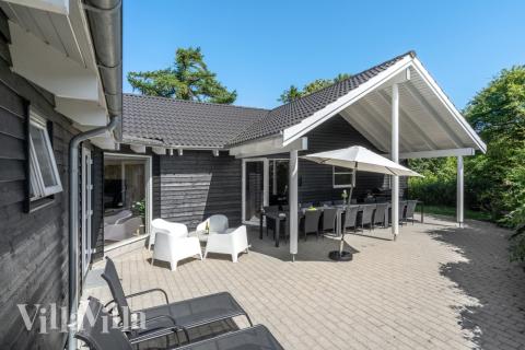 Lyxstuga nr 277 har en härlig terrass med sköna trädgårdsmöbler för 16 personer.