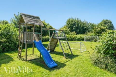 Till den trevliga sommarstugan nr 277 i Nordsjälland erbjuds en mängd utomhusaktiviteter, t.ex. lektorn och gungor