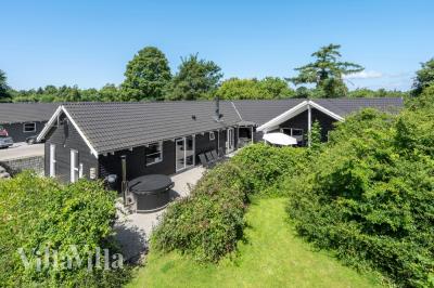 Den praktfulla poolstugan nr 277 med plats för 16 personer ligger i Nordsjälland