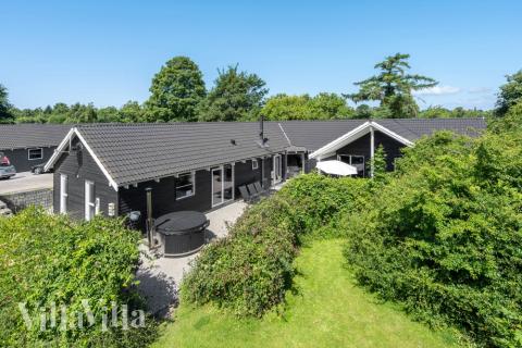 Den praktfulla poolstugan nr 277 med plats för 16 personer ligger i Nordsjälland