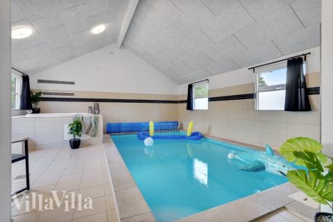 Sommarstuga 277 är inredd med en smakfull poolavdelning som har vattenrutschbana, ett stort inbyggt spapad och bastu