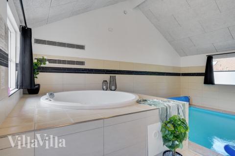 Njut av spabadets värme i lyxstuga nr 277 i Nordsjälland