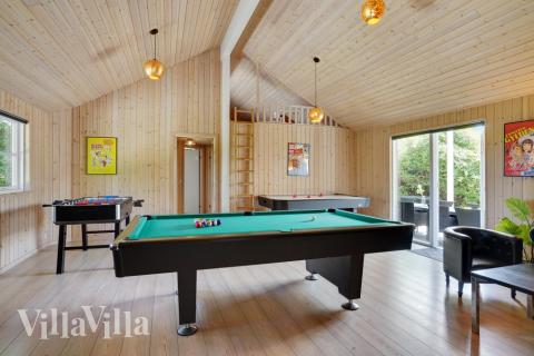 Aktivitetsrum i lyxstuga nr 277 med 6 sovrum och plats för 16 personer.