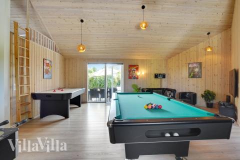 Lyxstuga 277 för 16 personer har ett stort aktivitetsrum med bl.a. biljard och dart