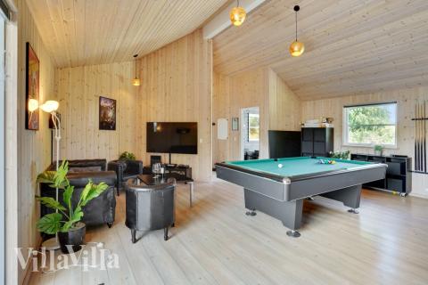 Förutom de många timmar som du kan tillbringa i stugans poolavdelning erbjuder lyxstuga 277 även biljard, bordtennis och dart