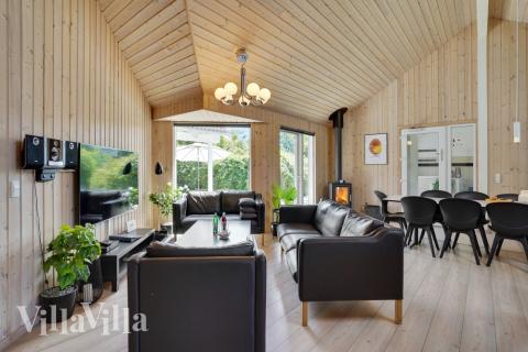 Ni kan sitta 16 personer tillsammans i vardagsrummet när ni besöker lyxhus nr 277 i Nordsjälland.