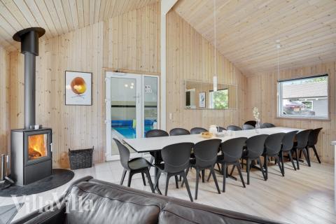 Det stora ljusa vardagsrummet i lyxstuga nr 277 för 16.