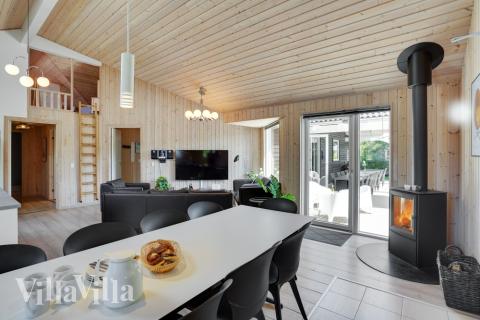 Vardagsrummet i lyxstuga nr. 277 har plats för 16 personer.