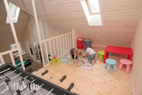 I sovalkoven är inrättat en barnhörna med biltäcken, fotbollsspel och barnmöb