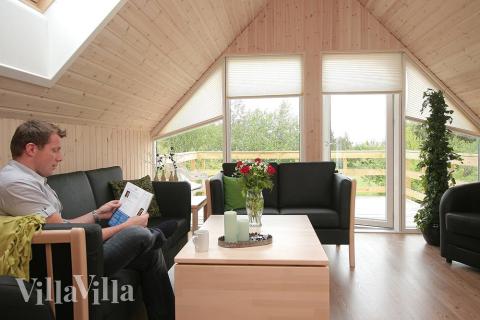 Från det mysiga vardagsrummet på 1:a sal är det utgång till den stora balkongen som har utsikt över Ho bukt