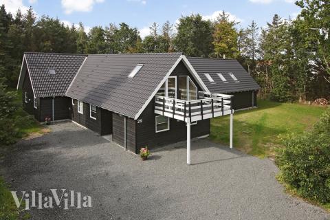 Detta fantastiska lyxhus med utsikt över vattnet är uppfört på en stor privat tomt i Ho vid Blåvand