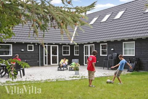 Trädgården är behagligt inhägnad av träd och buskar, och där finns både sandlåda och gungor för de minsta gästerna