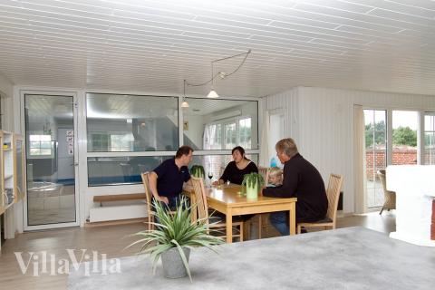 Det stora allrummet är inrättat med kök, matsalsplats och soffgrupp med plattskärms-tv