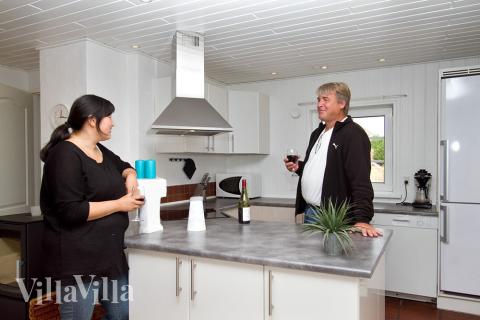 Köket är utrustat med allt man kan tänkas behöva under semesterns matlagning