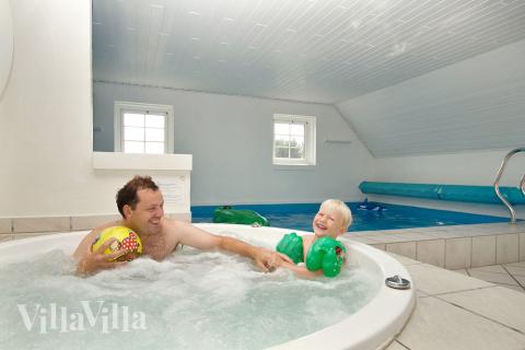 Efter simturen kan det slappas i spa-badet