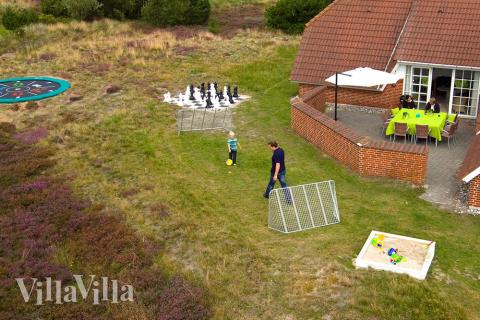 Den stora terrassen är perfekt för soliga dagar och långa trevliga grillkvällar med familj och vänner. På tomten finns även gungor, sandlåda, trampolind och schackspel för de mindre gästerna