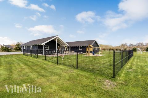 I Lolland/Falster/Møn ligger detta vackra poolhus nr 202 med plats för 24 personer.