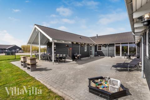 Lyxstuga nr 202 har en härlig terrass med sköna trädgårdsmöbler för 24 personer.