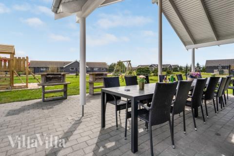 Njut av en grillkväll på terrassen i lyxstuga nr 202 i Lolland/Falster/Møn