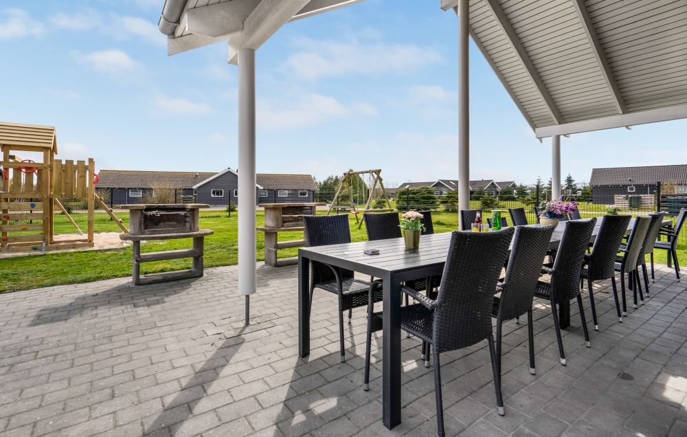 Njut av en grillkväll på terrassen i lyxstuga nr 202 i Lolland/Falster/Møn